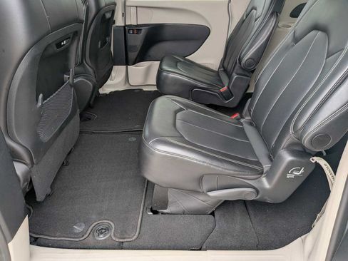 Used 2024 Chrysler Pacifica Touring-L FWD image 18