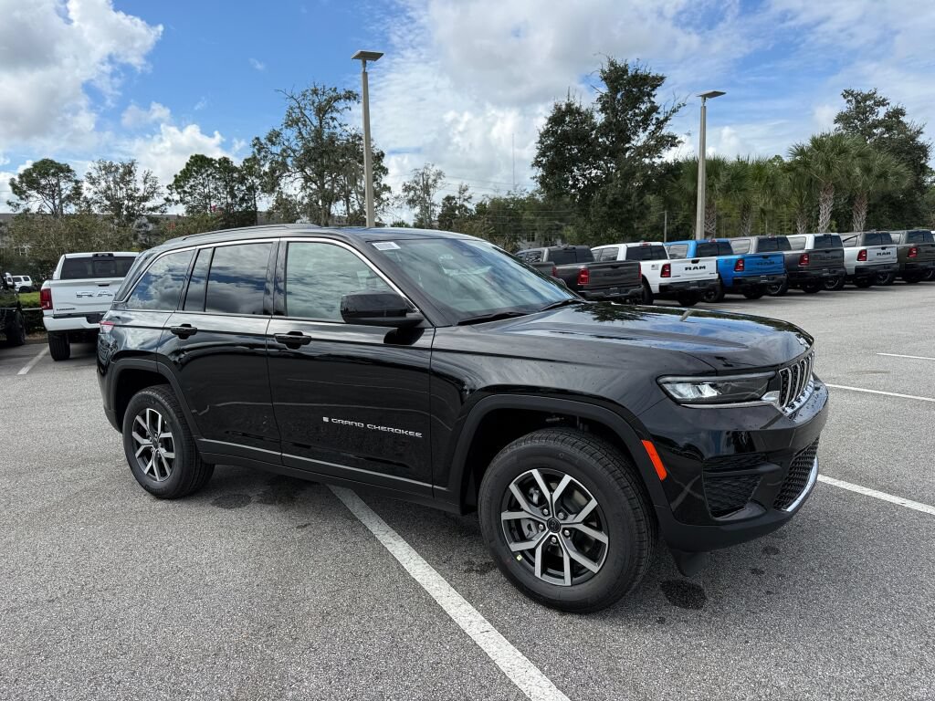 New 2027 Jeep Grand Cherokee Laredo AWD/4WD image 1