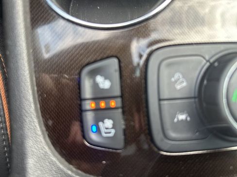 Used 2022 GMC Acadia AT4 w/ Technology Package AWD/4WD image 28