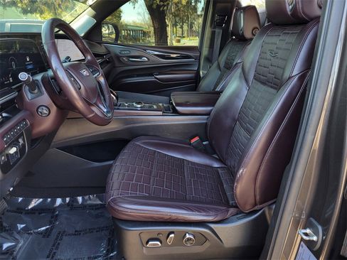 Used 2021 Cadillac Escalade ESV Premium Luxury Platinum w/ Heavy-Duty Trailer Package image 22