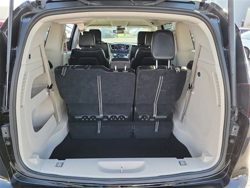 Used 2024 Chrysler Pacifica Touring-L image 25