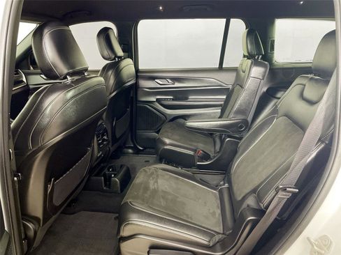 Used 2023 Jeep Grand Cherokee L Laredo image 21