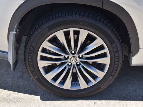 Used 2020 Toyota Highlander Platinum image 12