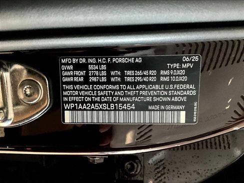 Used 2025 Porsche Macan AWD/4WD image 36