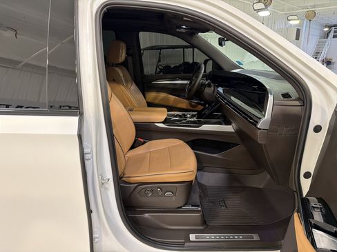 Used 2025 Cadillac Escalade Premium Luxury w/ Touring Package image 15