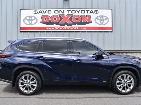 Certified 2024 Toyota Highlander Limited AWD/4WD image 8