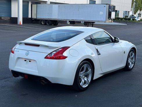 Used 2016 Nissan 370Z Coupe RWD image 4