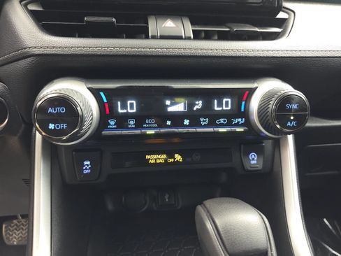 Used 2021 Toyota RAV4 XLE w/ Convenience Package FWD image 21