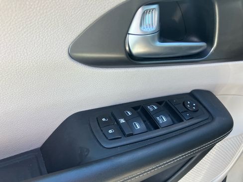 Used 2024 Chrysler Pacifica Touring-L FWD image 9