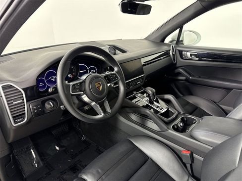 Certified 2023 Porsche Cayenne Platinum Edition image 4