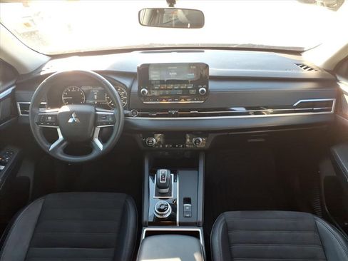 Used 2024 Mitsubishi Outlander SE image 14