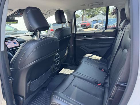 Certified 2023 Jeep Grand Cherokee Limited w/ Luxury Tech Group II AWD/4WD image 10