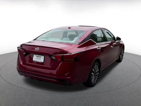 Used 2025 Nissan Altima 2.5 SV FWD image 12