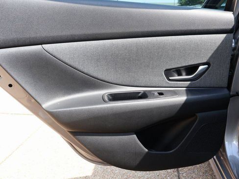 New 2025 Hyundai Elantra Limited image 17