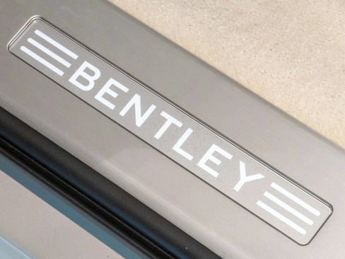 Used 2022 Bentley Bentayga AWD/4WD image 52