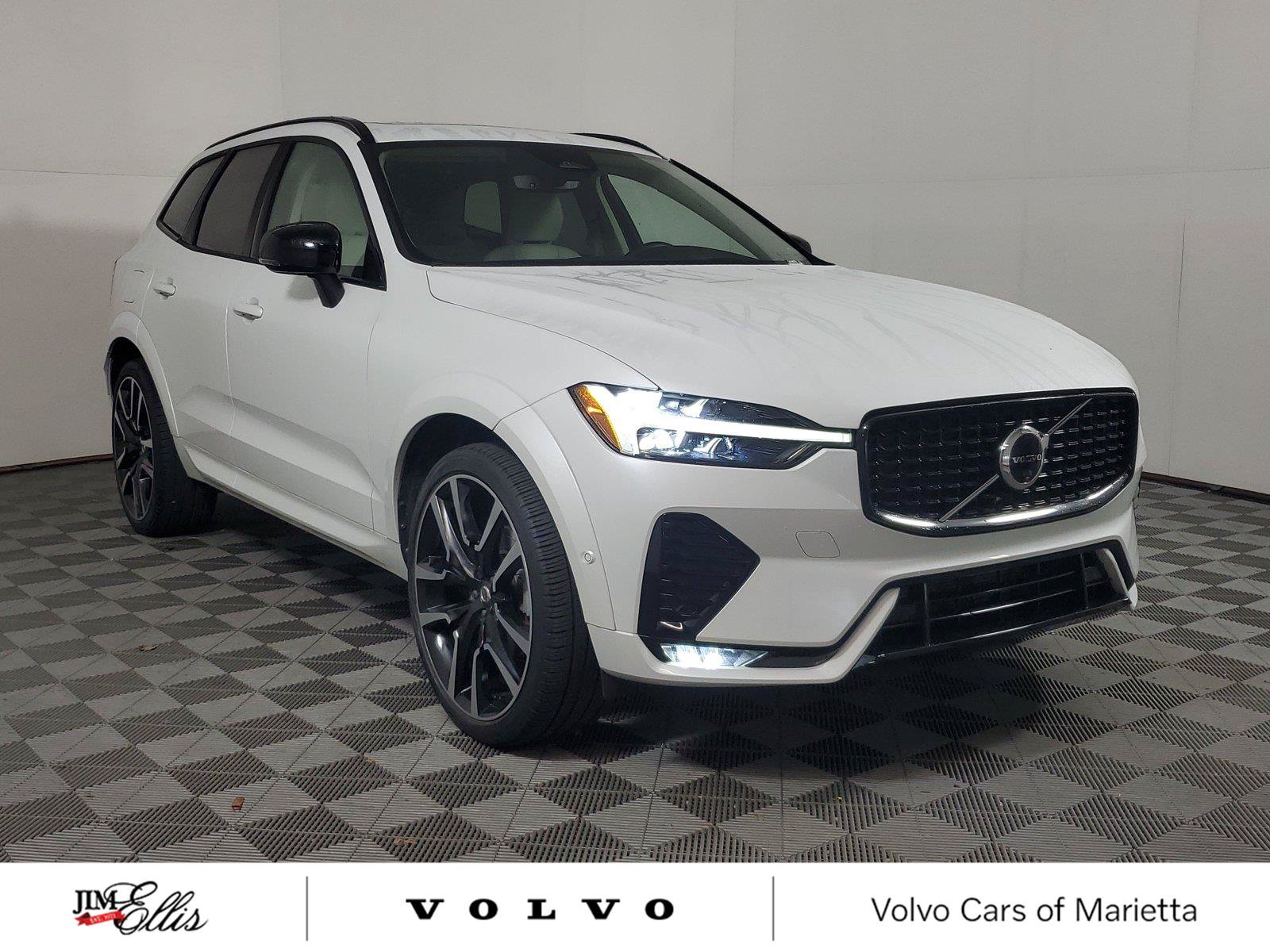 Used 2024 Volvo XC60 B5 Ultimate AWD/4WD image 1