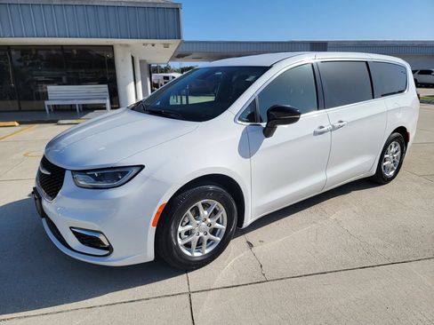 Used 2025 Chrysler Pacifica Select FWD image 1