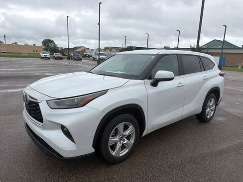 Used 2023 Toyota Highlander LE FWD image 2