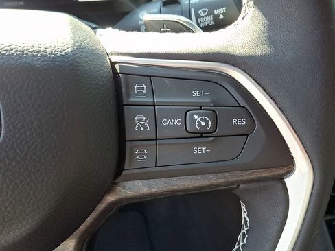 Used 2025 Jeep Grand Cherokee Limited w/ Black Appearance Package AWD/4WD image 18