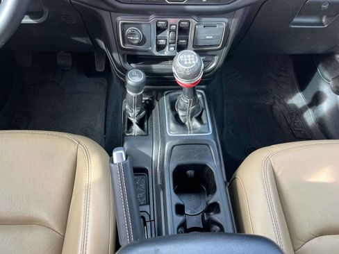 Used 2018 Jeep Wrangler Unlimited Sahara image 12