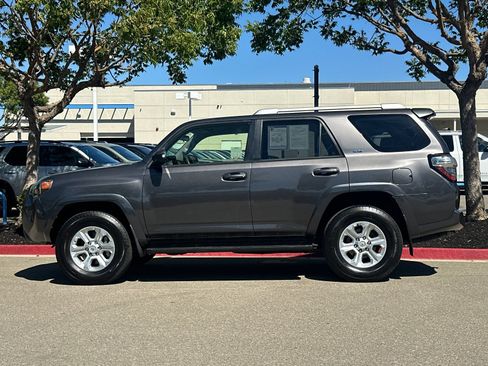Used 2018 Toyota 4Runner SR5 AWD/4WD image 3
