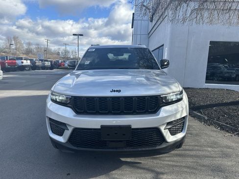 New 2025 Jeep Grand Cherokee Altitude image 9