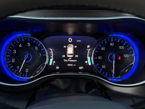 Used 2018 Chrysler Pacifica Limited image 39