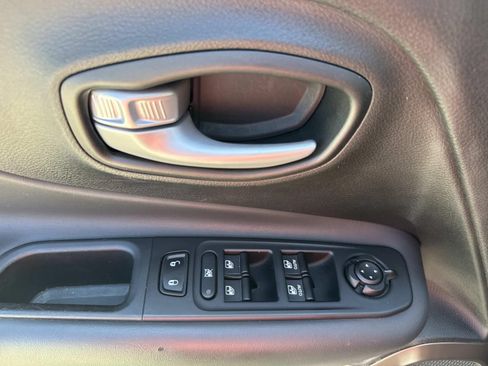 Used 2023 Jeep Renegade Latitude AWD/4WD image 19