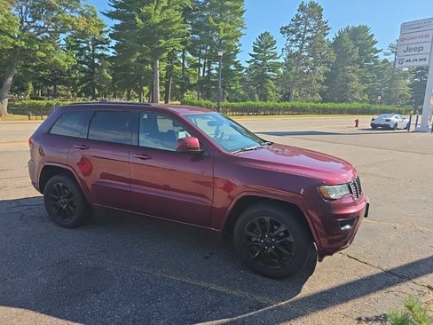 Used 2017 Jeep Grand Cherokee Altitude AWD/4WD image 3