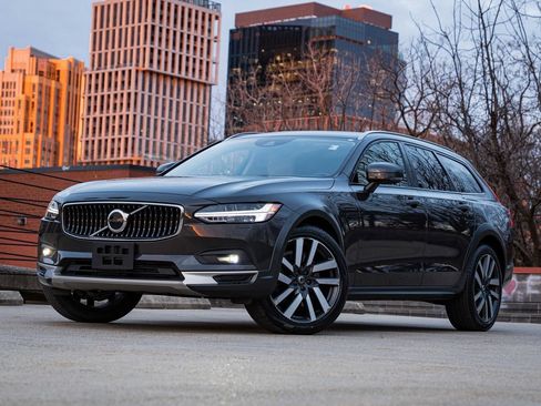 Used 2021 Volvo V90 T6 Cross Country w/ Climate Package image 1