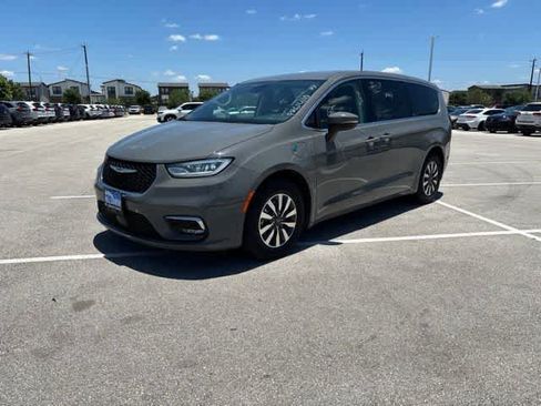 Used 2023 Chrysler Pacifica Touring-L FWD image 1