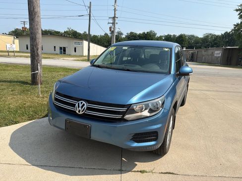 Used 2017 Volkswagen Tiguan Limited w/ Alloy Wheels Package FWD image 4