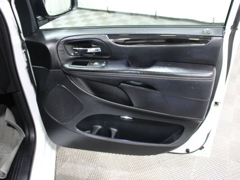 Used 2014 Chrysler Town & Country S FWD image 25