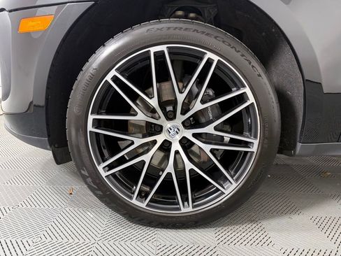 Certified 2023 Porsche Macan image 10