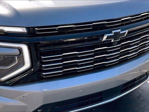 Used 2025 Chevrolet Suburban High Country RWD image 34
