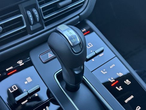 Certified 2025 Porsche Macan AWD/4WD image 23