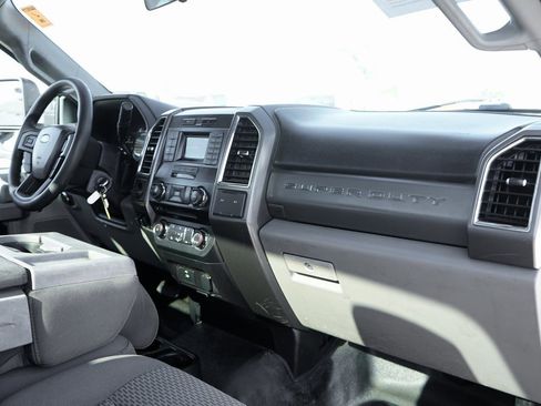 Used 2017 Ford F550 XLT w/ Advanced Security Pack image 39