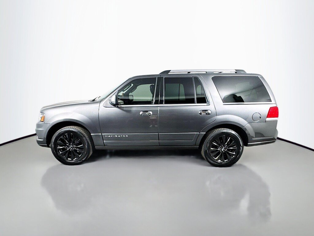 Used 2016 Lincoln Navigator Select RWD image 2