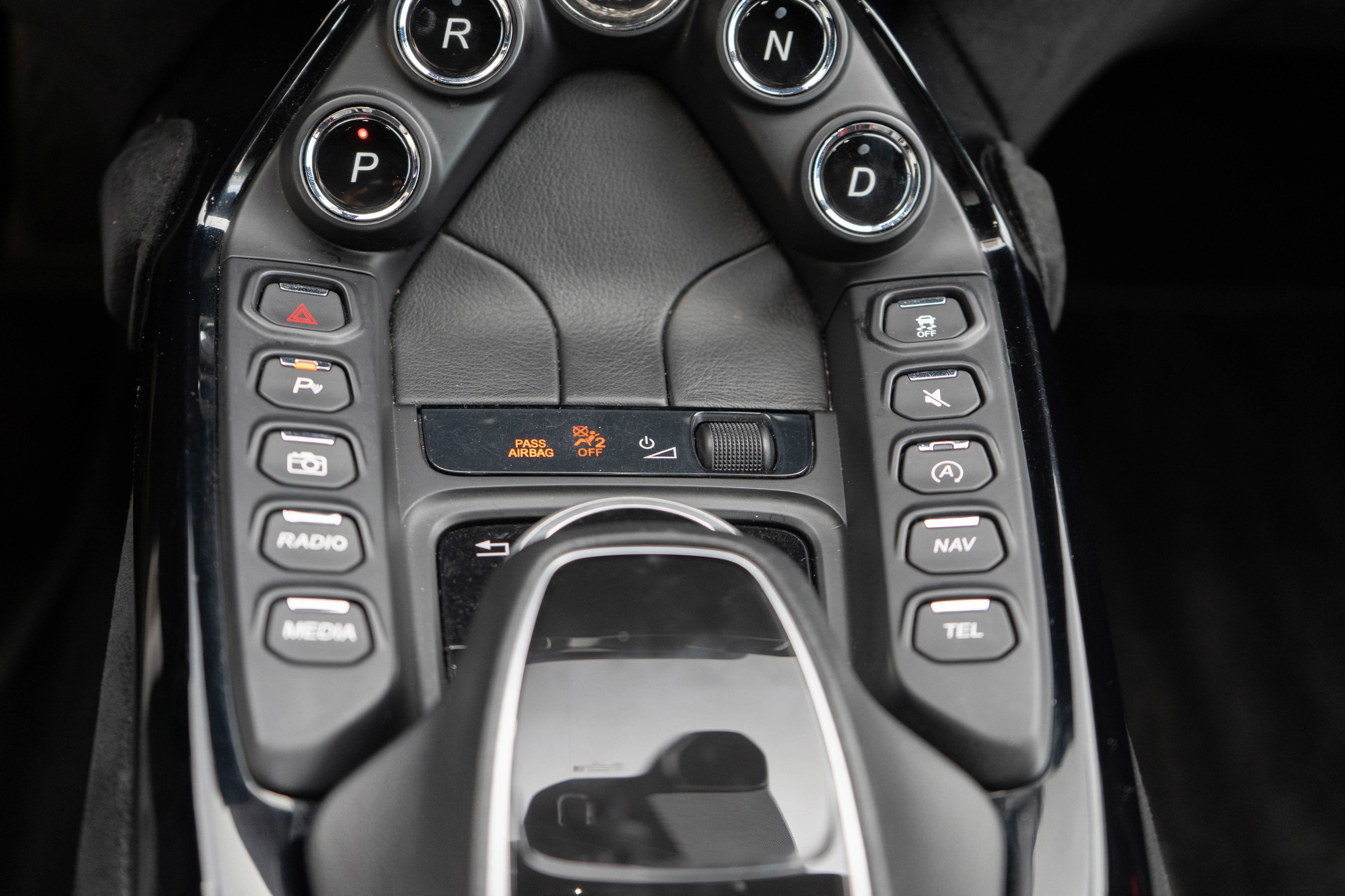 Used 2020 Aston Martin V8 Vantage Coupe RWD image 23