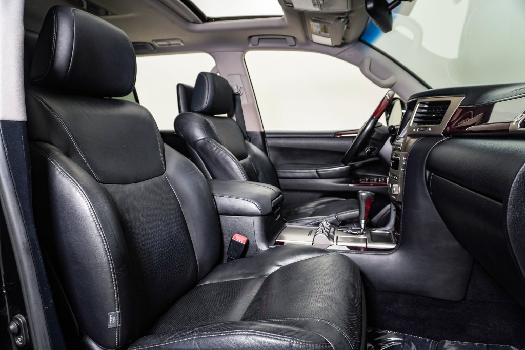 Used 2013 Lexus LX 570 4WD w/ Luxury Pkg image 16