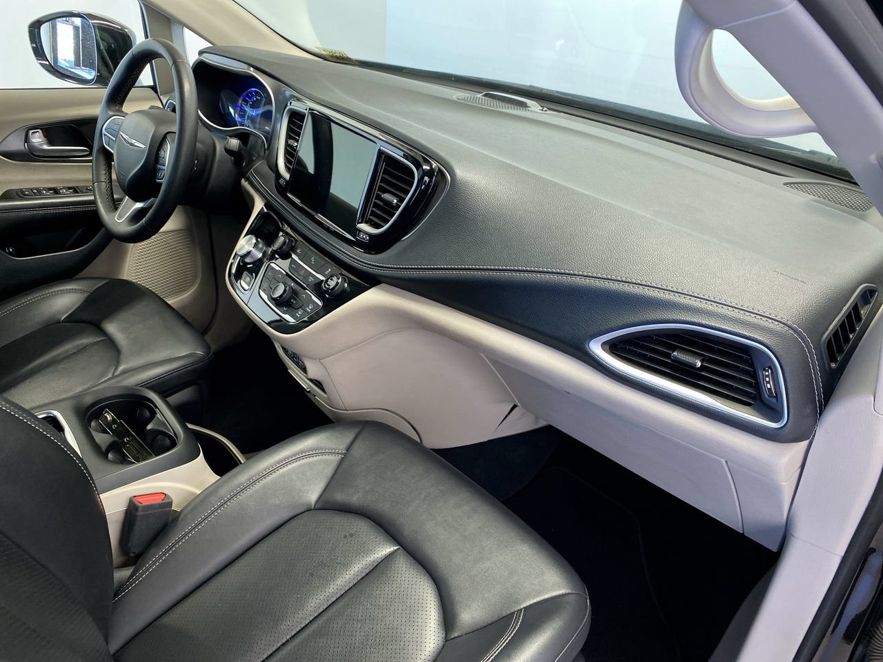 Used 2024 Chrysler Pacifica Limited FWD image 29