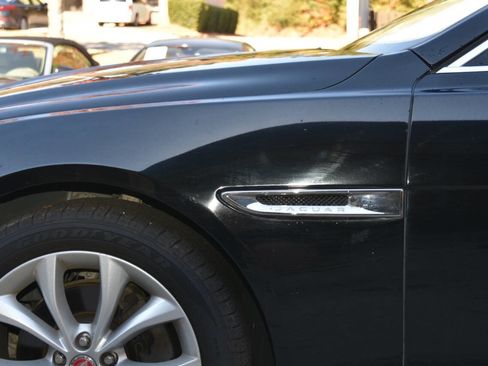 Used 2017 Jaguar XF Premium image 25