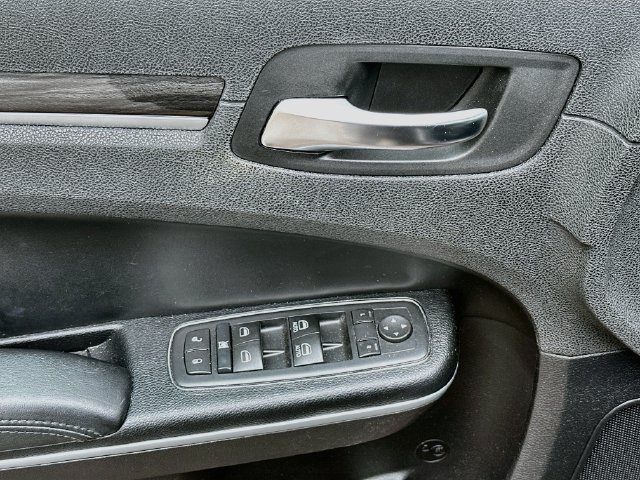 Used 2015 Chrysler 300 Limited RWD image 18