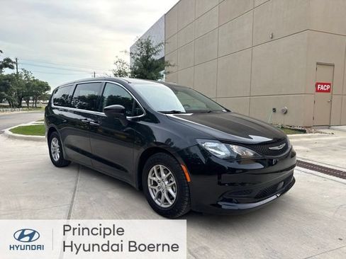 Used 2022 Chrysler Voyager LX FWD image 5