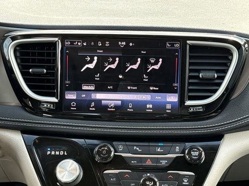 Used 2023 Chrysler Pacifica Touring-L FWD image 12
