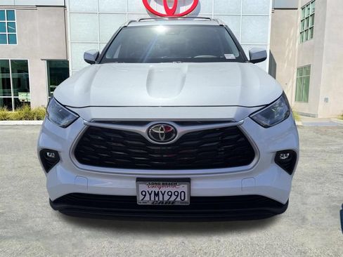 Used 2023 Toyota Highlander XLE AWD/4WD image 3