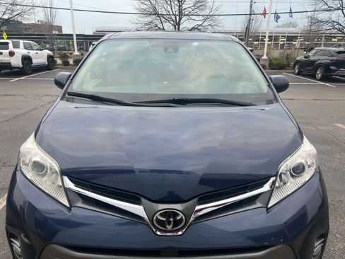 Used 2018 Toyota Sienna XLE w/ XLE Navigation Package image 3