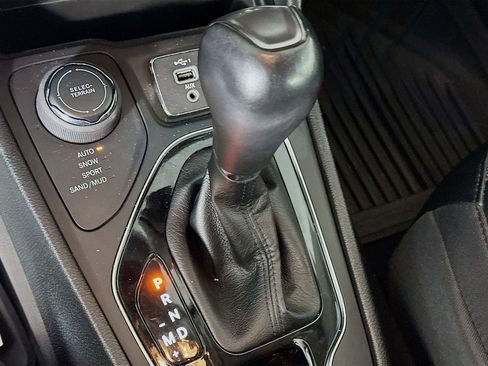 Used 2022 Jeep Cherokee Limited image 23