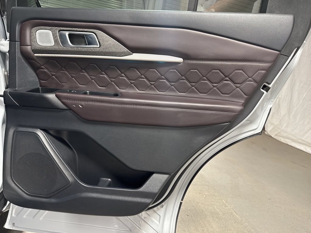 Used 2025 Ford Explorer Platinum w/ LUX Leather Package AWD/4WD image 13