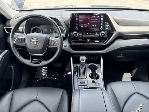 Used 2020 Toyota Highlander XLE AWD/4WD image 28